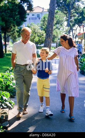 Paar mit schwangeren und jungen einen Spaziergang im park Stockfoto