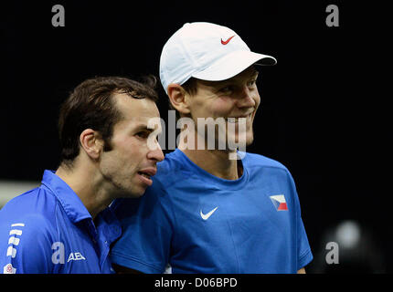 Tschechische Republik Tomas Berdych, rechts, und sein Teamkollege Radek Stepanek, links, nach dem Gewinn ihrer Davis Cup Finale Tennis Doppel-Match gegen Spaniens Marcel Granollers und Marc Lopez in Prag, Tschechische Republik, Samstag, 17. November 2012 zu feiern. Berdych und Stepanek gewann das Spiel und gab Tschechien ein 2: 1 in Führung. (CTK Foto/Katerina Sulova) Stockfoto