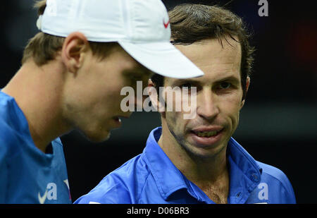 Tschechische Republik Tomas Berdych, links, und sein Teamkollege Radek Stepanek, Recht, reagieren während ihrer Tennis Davis Cup Finale Doppel-Match gegen Spaniens Marcel Granollers und Marc Lopez in Prag, Tschechische Republik, Samstag, 17. November 2012. (CTK Foto/Katerina Sulova) Stockfoto