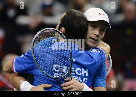 Tschechische Republik Tomas Berdych, rechts, und sein Teamkollege Radek Stepanek, links, nach dem Gewinn ihrer Davis Cup Finale Tennis Doppel-Match gegen Spaniens Marcel Granollers und Marc Lopez in Prag, Tschechische Republik, Samstag, 17. November 2012 zu feiern. Berdych und Stepanek gewann das Spiel und gab Tschechien ein 2: 1 in Führung. (CTK Foto/Katerina Sulova) Stockfoto