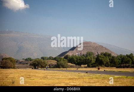 Allee der Toten Wth Pyramide der Sonne auf Recht und Mond links in Teotihuacan - Mexiko Stockfoto