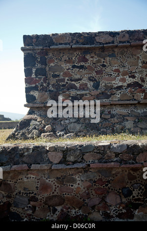 Ruinen von Teotihuacan - runden Steinen in Mörtel wo es, zur Unterscheidung von original Fundamente rekonstruiert hat gelegt Stockfoto