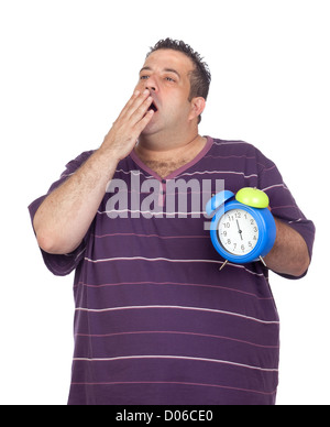 Dicker Mann mit einem blauen gähnende Wecker isoliert auf weißem Hintergrund Stockfoto