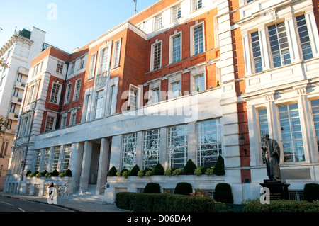 Die Institution of Electrical Engineers Gebäude und die Statue von Michael Faraday, Victoria Embankment, London, UK Stockfoto