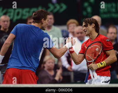 Spaniens David Ferrer, rechts, und Tomas Berdych aus Tschechien nach ihrer Davis Cup Finale Einzel Tennisspiel in Prag, Tschechische Republik, Sonntag, 18. November 2012. (CTK Foto/Katerina Sulova) Stockfoto