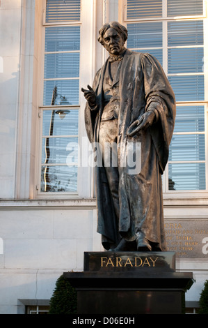 Statue von Michael Faraday, Victoria Embankment, London, UK Stockfoto