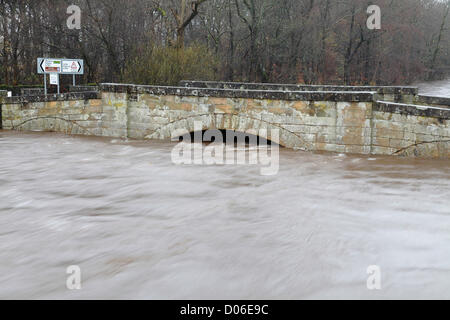 Lochlip Road, Lochwinnoch, Renfrewshire, Schottland, Großbritannien, Montag, 19th. November 2012. Die steinerne Straßenbrücke über den Fluss Calder nach starkem Regen. Für ein Beispiel, wie der Fluss normalerweise aussieht, siehe Alamy image Referenznummer D06FT3. Stockfoto