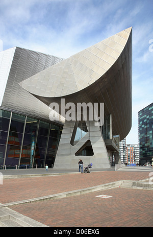 Das Lowry Centre, Salford Quays, Manchester, Großbritannien. Entworfen von James Stirling und Michael Wilford Kunstzentrum eröffnet im April 2000 Stockfoto