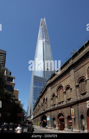 Der Shard of Glass, London, strukturell komplett, entworfen von Renzo Piano zeigt London Bridge Station im Vordergrund Stockfoto