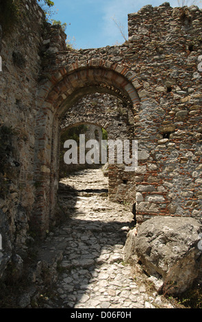 Griechenland. Mystras. Tor von Monemvasia, auch bekannt als Sideroporta (Eisernes Tor). 13. Jahrhundert. Befestigte Tor. Peloponnes. Stockfoto