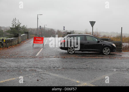 Lochlip Road, Lochwinnoch, Renfrewshire, Schottland, Großbritannien, Montag, 19th. November 2012. Ein Auto hielt neben einem Straßenschild an, weil es nach starkem Regen überflutet wurde Stockfoto