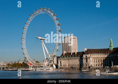London Eye und ehemaligen County Hall und GLC Gebäude, South Bank, London, UK Stockfoto