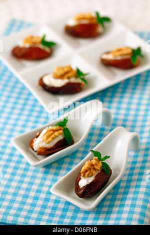 Gefüllte Datteln mit Käse. Rezept zur Verfügung. Stockfoto