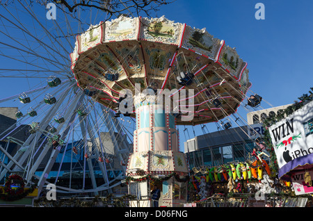 Karussell und Riesenrad im Centenary Square in Birmingham im Rahmen des Weihnachtsmarktes Stockfoto