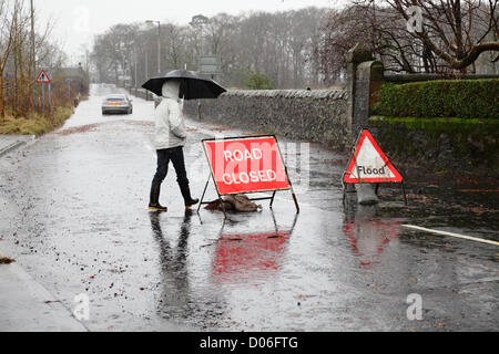 Lochlip Road, Lochwinnoch, Renfrewshire, Schottland, Großbritannien, Montag, 19th. November 2012. Ein Auto strandete nach heftigem Regen auf einer geschlossenen überfluteten Straße Stockfoto