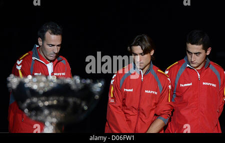 Spaniens Davis-Cup-Team-Mitglieder von links, Kapitän Alex Corretja, David Ferrer und Nicolas Almagro reagieren, nachdem sie den Davis Cup-Finale in der Tschechischen Republik in Prag, Tschechische Republik, Sonntag, 18. November 2012 verloren haben. Tschechien gewann die Davis Cup Trophy 2012 gegen Spanien 3: 2. (CTK Foto/Katerina Sulova) Stockfoto