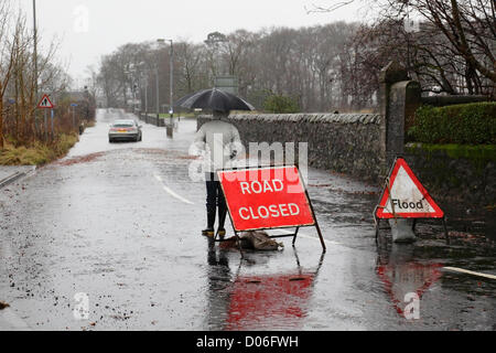 Lochlip Road, Lochwinnoch, Renfrewshire, Schottland, Großbritannien, Montag, 19th. November 2012. Ein Auto strandete nach heftigem Regen auf einer geschlossenen überfluteten Straße Stockfoto