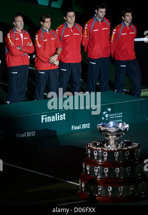 Spaniens Team, von links nach rechts, Alex Corretja, David Ferrer, Nicolas Almagro, Marcel Granollers und Marc Lopez während der Preisverleihung nach dem Verlust nach Tschechien in ihre Davis-Cup-Finale-Tennis-Match in Prag, Tschechische Republik, Sonntag, 18. November 2012. Tschechische Republik Spanien 3: 2 besiegte und den Davis Cup Trophäe gewonnen. (Foto/Michal Kamaryt CTK) Stockfoto