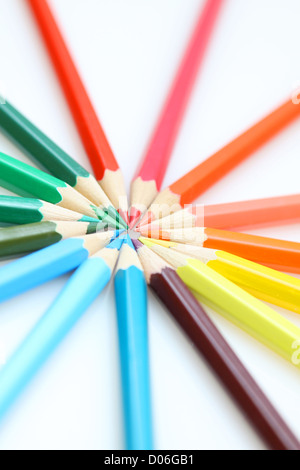 Buntstifte in zu arrangieren im farbkreis Farben auf weißem backgrou Stockfoto