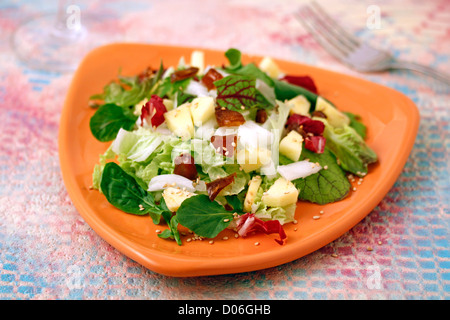 Salat mit Apfel und Termine. Rezept zur Verfügung. Stockfoto