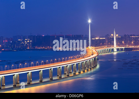 Hong Kong-Shenzhen Western Corridor Bridge bei Nacht Stockfoto