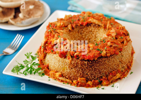 Quinoa-Krone mit Pilzen. Rezept zur Verfügung. Stockfoto