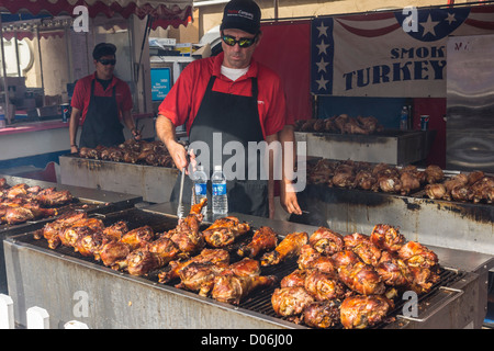 San Diego County Fair, Kalifornien - Grillen Kochen geräuchertem Türkei Beine. Stockfoto