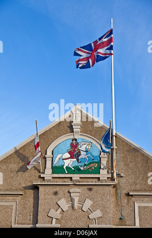 Gemalte Wandbild von König William der Orange auf einem weißen Pferd über dem Eingang zum Airdrie Orange Hall, North Lanarkshire, Schottland Stockfoto