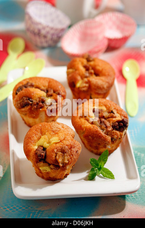 Muffins mit Pudding, Rosinen und Nüssen, Rezept erhältlich. Stockfoto