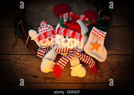 Schneemann Weihnachtsdekoration auf Grunge Holz Hintergrund Stockfoto