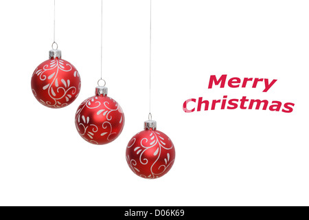drei hängenden roten Weihnachtskugeln auf weißem Hintergrund, Platz für text Stockfoto