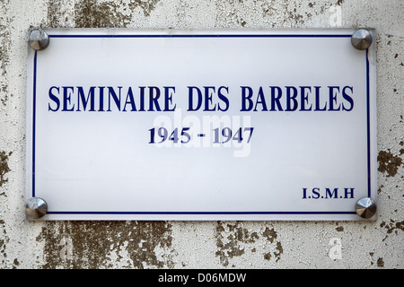 GEDENKTAFEL FÜR ÒBARBED-DRAHT SEMINARYÓ IN EHRERBIETUNG DEUTSCHEN ABT FRANZ STOCK (1904-1948) LE COUDRAY CHARTRES EURE-ET-LOIR (28) FRANKREICH Stockfoto