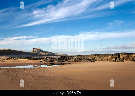 Spaziergang am Strand unter Bamborough Castle. Northumberland Stockfoto