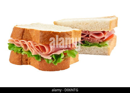 Ein Schinkenbrot, Salat mit frisch geschnittenem Brot halbieren mit Fokus auf die Füllung gemacht Stockfoto