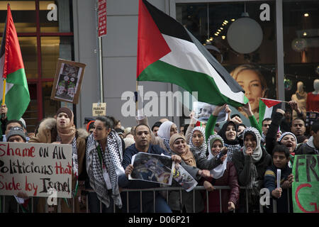 New York, USA. 18. November 2012. Gleichzeitige Demonstrationen von pro-palästinensischen & pro-israelische Gruppen in Times Square, New York, über die heutigen Angriffe von beiden Seiten. Pro-palästinensische Demonstranten Stockfoto