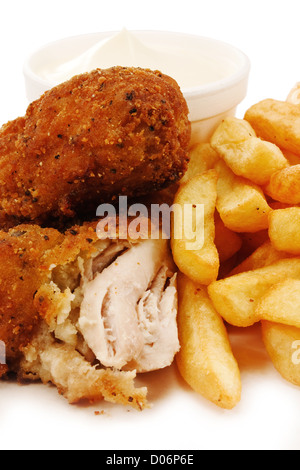 Nahaufnahme von knusprig panierte südlichen Brathähnchen mit Pommes frites Stockfoto