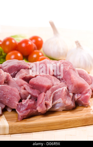 Viele rohe rote Schweinefleisch Fleischstücke für Eintopf Stockfoto