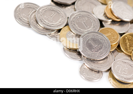 Viele polnische Zloty Münzen liegen auf weiß Stockfoto