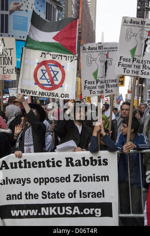 Gleichzeitige Demonstrationen von pro-palästinensischen & pro-israelische Gruppen in Times Square, New York, über die heutigen Angriffe von beiden Seiten. Pro-palästinensische Demonstranten Stockfoto