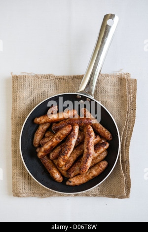 Pfanne voller Würste. Stockfoto