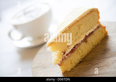 Victoria Schwamm und eine Tasse Kaffee. Stockfoto