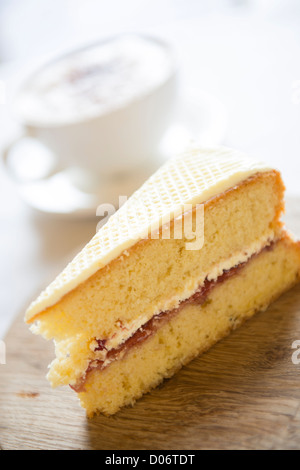 Victoria Schwamm und eine Tasse Kaffee. Stockfoto