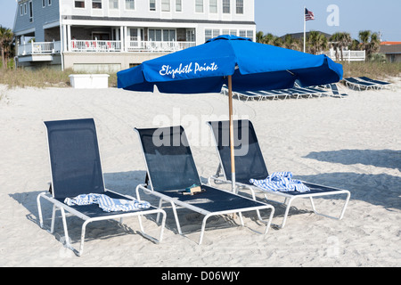 Sonnenschirme säumen die Uferpromenade Elizabeth Pointe Lodge Resort Hotel in Amelia Island, Florida Stockfoto