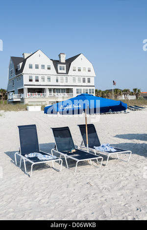 Sonnenschirme säumen die Uferpromenade Elizabeth Pointe Lodge Resort Hotel in Amelia Island, Florida Stockfoto