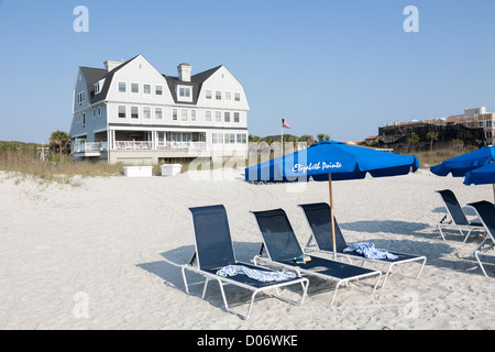 Sonnenschirme säumen die Uferpromenade Elizabeth Pointe Lodge Resort Hotel in Amelia Island, Florida Stockfoto