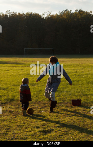 Ältere Frau mit Enkel Fußball spielen. Stockfoto