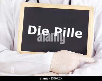 Arzt zeigt Informationen zur Tafel: die Pille Stockfoto