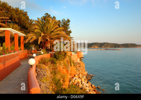 Strand des Luxushotels bei Sonnenuntergang, Insel Thassos, Griechenland Stockfoto