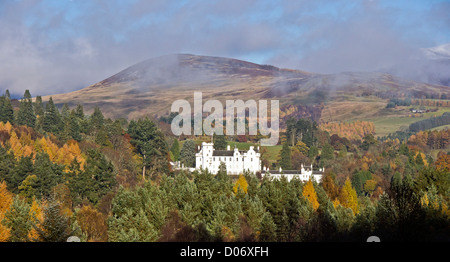 Wolken schweben über Blair Castle mit Berg hinten in Blair Atholl Perthshire Schottland an einem sonnigen Herbsttag, wie von der A9 Straße aus gesehen Stockfoto