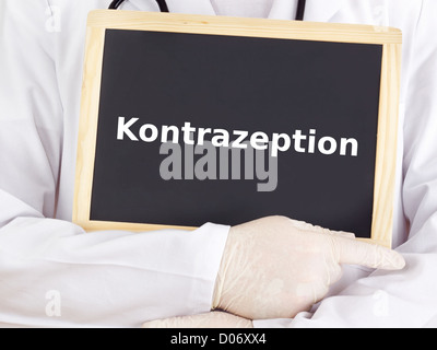 Arzt zeigt Informationen zur Tafel: Empfängnisverhütung Stockfoto